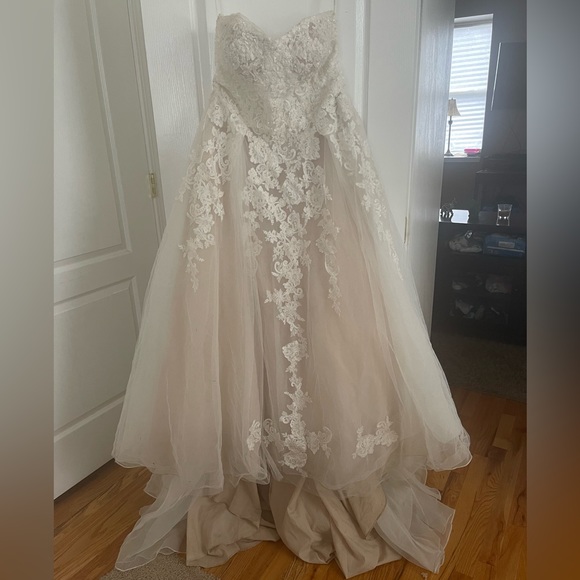 Wedding dress and veil - Picture 2 of 8